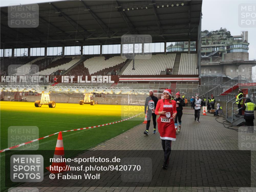 07.12.2025 - St. Pauli X-Mass-Run No. 15 Fabian Wolf http://msf.ph/oto/9420770 07.12.2025 11:41:43 Ziel 1801, 2231, 2435, 3222, 3393, 3479, 3555, 3732, 3755, 3757, 3764, 3784 meine-sportfotos.de