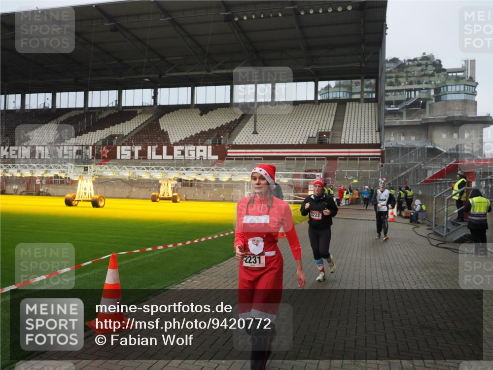 07.12.2025 - St. Pauli X-Mass-Run No. 15 Fabian Wolf http://msf.ph/oto/9420772 07.12.2025 11:41:44 Ziel 1801, 2231, 2435, 3222, 3393, 3479, 3555, 3732, 3755, 3757, 3764, 3784 meine-sportfotos.de