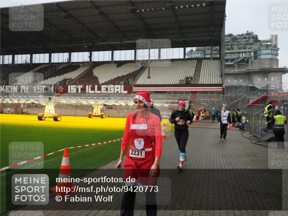 07.12.2025 - St. Pauli X-Mass-Run No. 15 Fabian Wolf http://msf.ph/oto/9420773 07.12.2025 11:41:44 Ziel 1801, 2231, 2435, 3222, 3393, 3479, 3555, 3732, 3755, 3757, 3764, 3784 meine-sportfotos.de