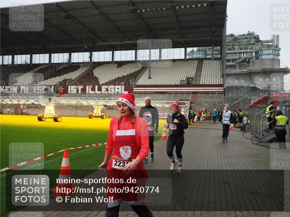 07.12.2025 - St. Pauli X-Mass-Run No. 15 Fabian Wolf http://msf.ph/oto/9420774 07.12.2025 11:41:45 Ziel 1801, 2231, 2435, 3222, 3393, 3479, 3555, 3732, 3755, 3757, 3764, 3784 meine-sportfotos.de