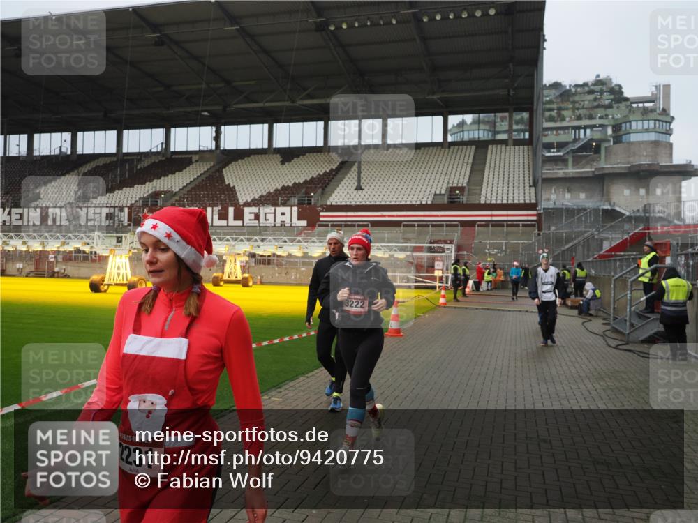 07.12.2025 - St. Pauli X-Mass-Run No. 15 Fabian Wolf http://msf.ph/oto/9420775 07.12.2025 11:41:45 Ziel 1801, 2231, 2435, 3222, 3393, 3479, 3555, 3732, 3755, 3757, 3764, 3784 meine-sportfotos.de