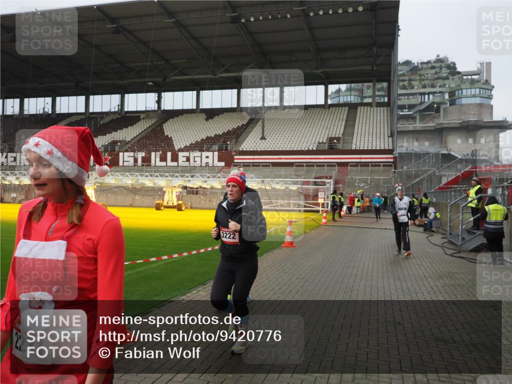 07.12.2025 - St. Pauli X-Mass-Run No. 15 Fabian Wolf http://msf.ph/oto/9420776 07.12.2025 11:41:45 Ziel 1801, 2231, 2435, 3222, 3393, 3479, 3555, 3732, 3755, 3757, 3764, 3784 meine-sportfotos.de