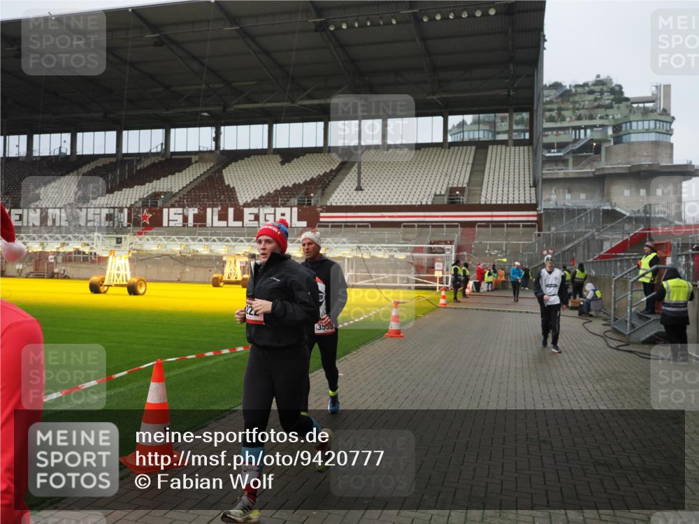 07.12.2025 - St. Pauli X-Mass-Run No. 15 Fabian Wolf http://msf.ph/oto/9420777 07.12.2025 11:41:46 Ziel 1801, 2231, 2435, 3222, 3479, 3555, 3718, 3732, 3755, 3757, 3764, 3784 meine-sportfotos.de