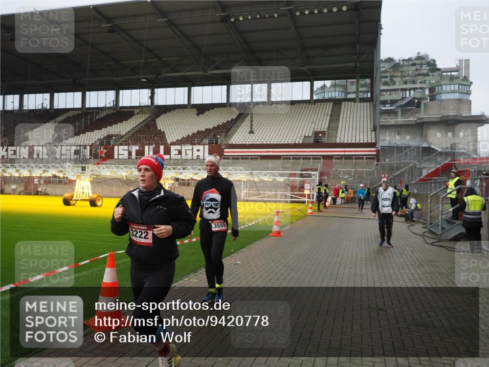 07.12.2025 - St. Pauli X-Mass-Run No. 15 Fabian Wolf http://msf.ph/oto/9420778 07.12.2025 11:41:46 Ziel 1801, 2231, 2435, 3222, 3479, 3555, 3718, 3732, 3755, 3757, 3764, 3784 meine-sportfotos.de