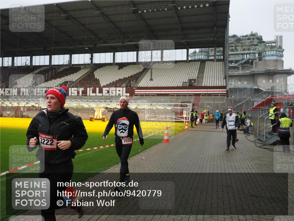 07.12.2025 - St. Pauli X-Mass-Run No. 15 Fabian Wolf http://msf.ph/oto/9420779 07.12.2025 11:41:46 Ziel 1801, 2231, 2435, 3222, 3479, 3555, 3718, 3732, 3755, 3757, 3764, 3784 meine-sportfotos.de
