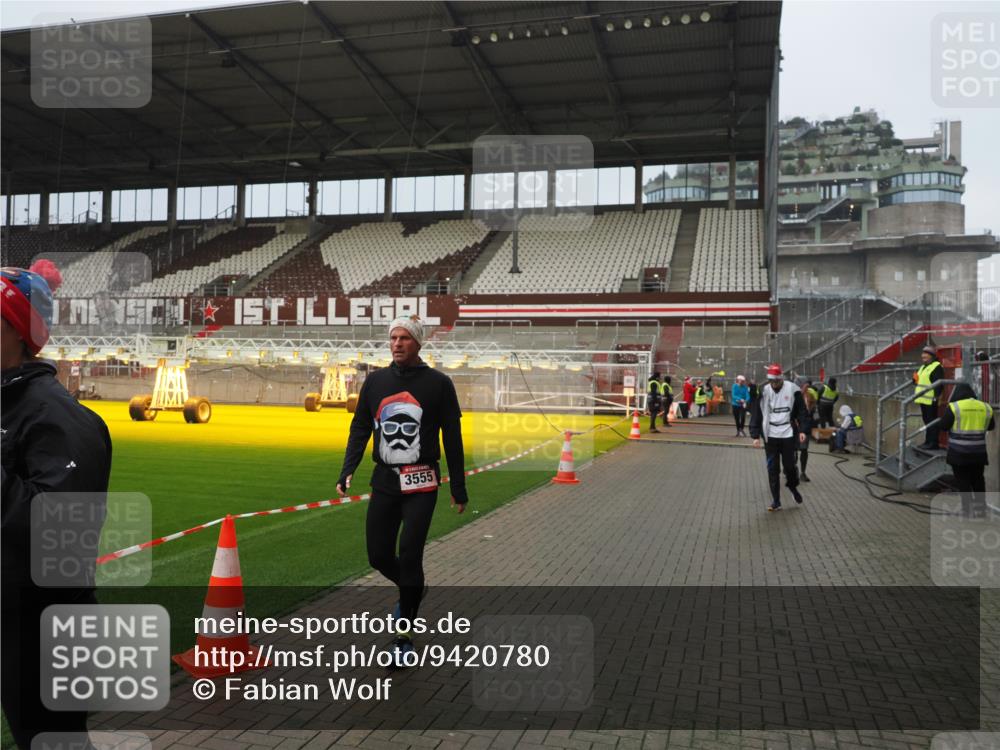 07.12.2025 - St. Pauli X-Mass-Run No. 15 Fabian Wolf http://msf.ph/oto/9420780 07.12.2025 11:41:46 Ziel 1801, 2231, 2435, 3222, 3479, 3555, 3718, 3732, 3755, 3757, 3764, 3784 meine-sportfotos.de
