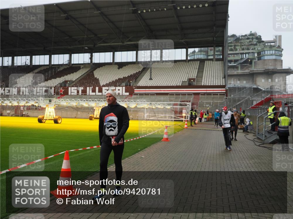 07.12.2025 - St. Pauli X-Mass-Run No. 15 Fabian Wolf http://msf.ph/oto/9420781 07.12.2025 11:41:46 Ziel 1801, 2231, 2435, 3222, 3479, 3555, 3718, 3732, 3755, 3757, 3764, 3784 meine-sportfotos.de