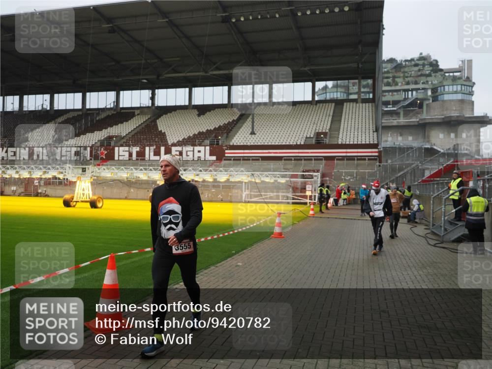 07.12.2025 - St. Pauli X-Mass-Run No. 15 Fabian Wolf http://msf.ph/oto/9420782 07.12.2025 11:41:47 Ziel 1801, 2231, 2435, 3222, 3479, 3555, 3718, 3732, 3755, 3757, 3764, 3784 meine-sportfotos.de