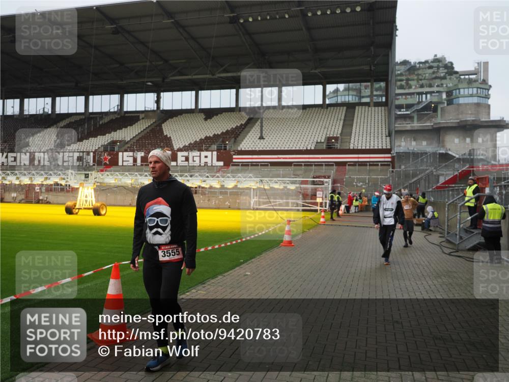 07.12.2025 - St. Pauli X-Mass-Run No. 15 Fabian Wolf http://msf.ph/oto/9420783 07.12.2025 11:41:47 Ziel 1801, 2231, 2435, 3222, 3479, 3555, 3718, 3732, 3755, 3757, 3764, 3784 meine-sportfotos.de