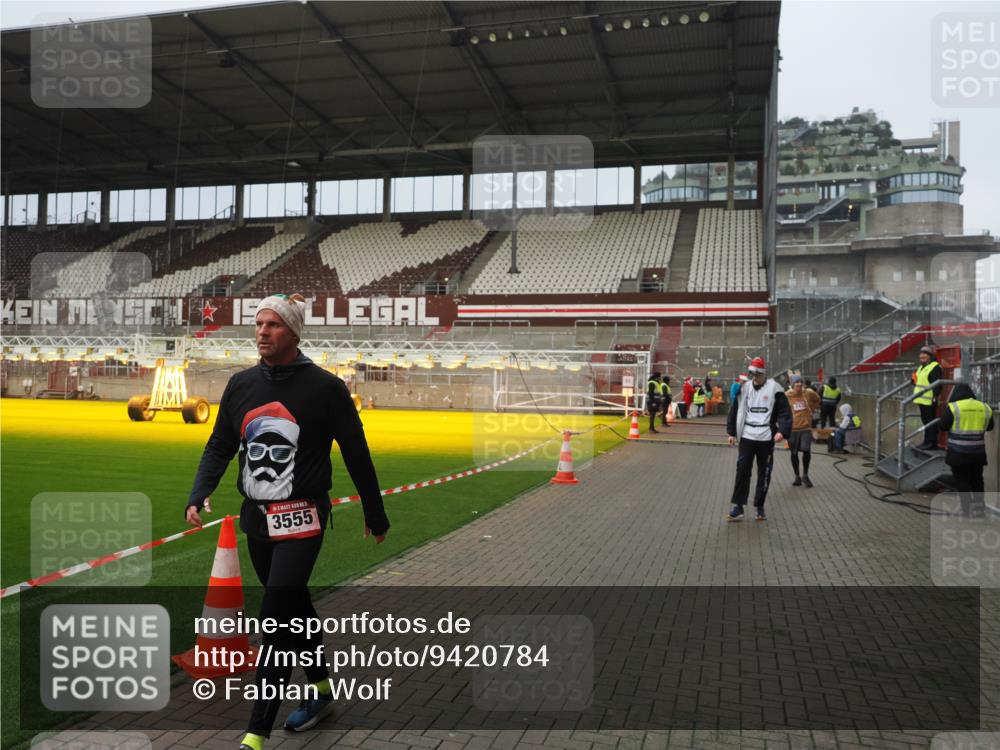 07.12.2025 - St. Pauli X-Mass-Run No. 15 Fabian Wolf http://msf.ph/oto/9420784 07.12.2025 11:41:47 Ziel 1801, 2231, 2435, 3222, 3479, 3555, 3718, 3732, 3755, 3757, 3764, 3784 meine-sportfotos.de