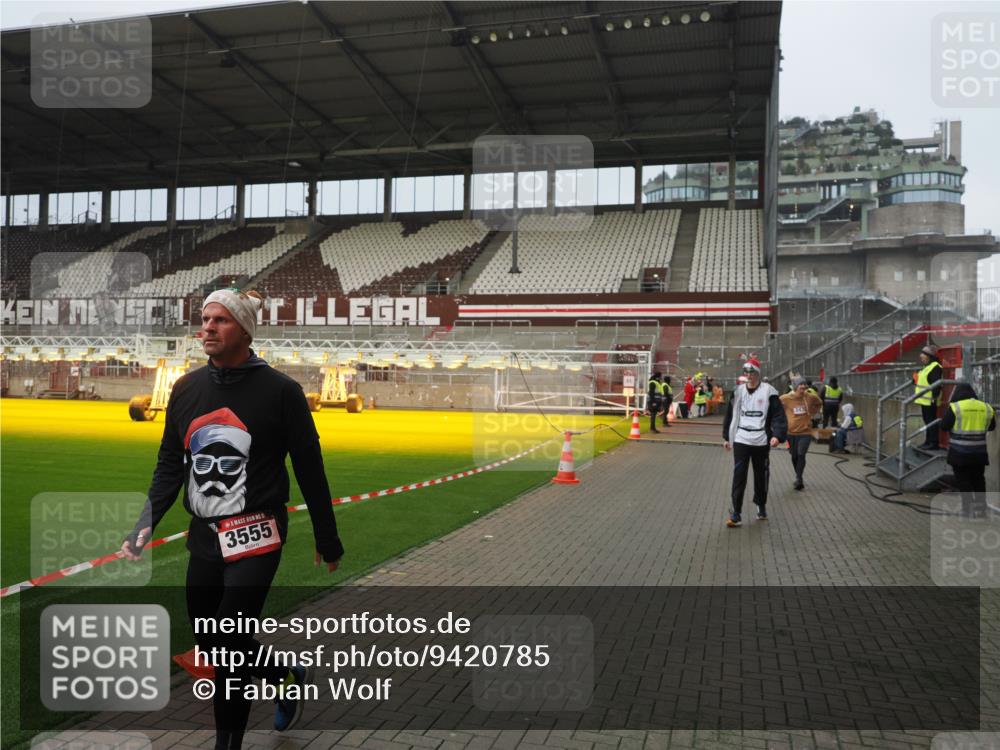 07.12.2025 - St. Pauli X-Mass-Run No. 15 Fabian Wolf http://msf.ph/oto/9420785 07.12.2025 11:41:47 Ziel 1801, 2231, 2435, 3222, 3479, 3555, 3718, 3732, 3755, 3757, 3764, 3784 meine-sportfotos.de
