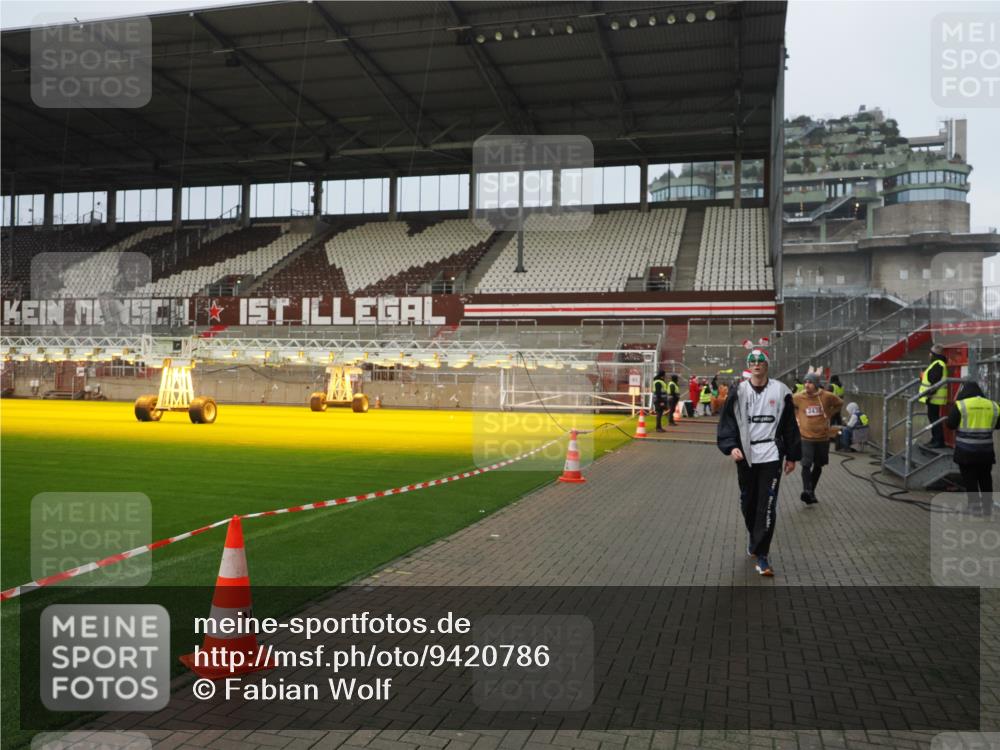 07.12.2025 - St. Pauli X-Mass-Run No. 15 Fabian Wolf http://msf.ph/oto/9420786 07.12.2025 11:41:49 Ziel 1801, 2231, 2435, 3222, 3479, 3555, 3718, 3755, 3757, 3764, 3784 meine-sportfotos.de