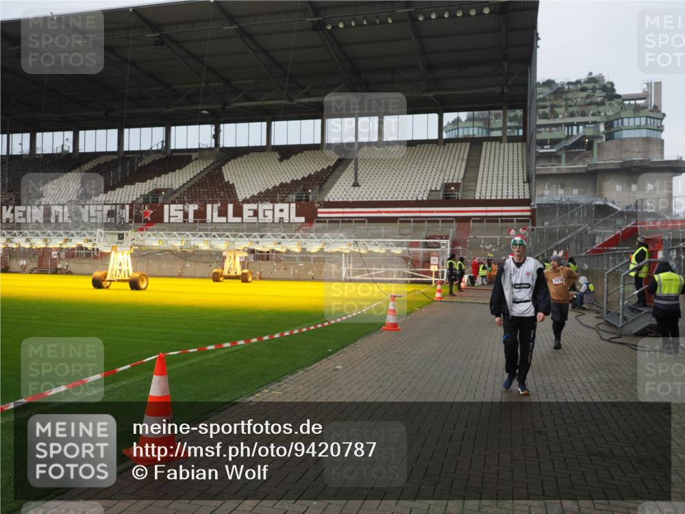 07.12.2025 - St. Pauli X-Mass-Run No. 15 Fabian Wolf http://msf.ph/oto/9420787 07.12.2025 11:41:49 Ziel 1801, 2231, 2435, 3222, 3479, 3555, 3718, 3755, 3757, 3764, 3784 meine-sportfotos.de
