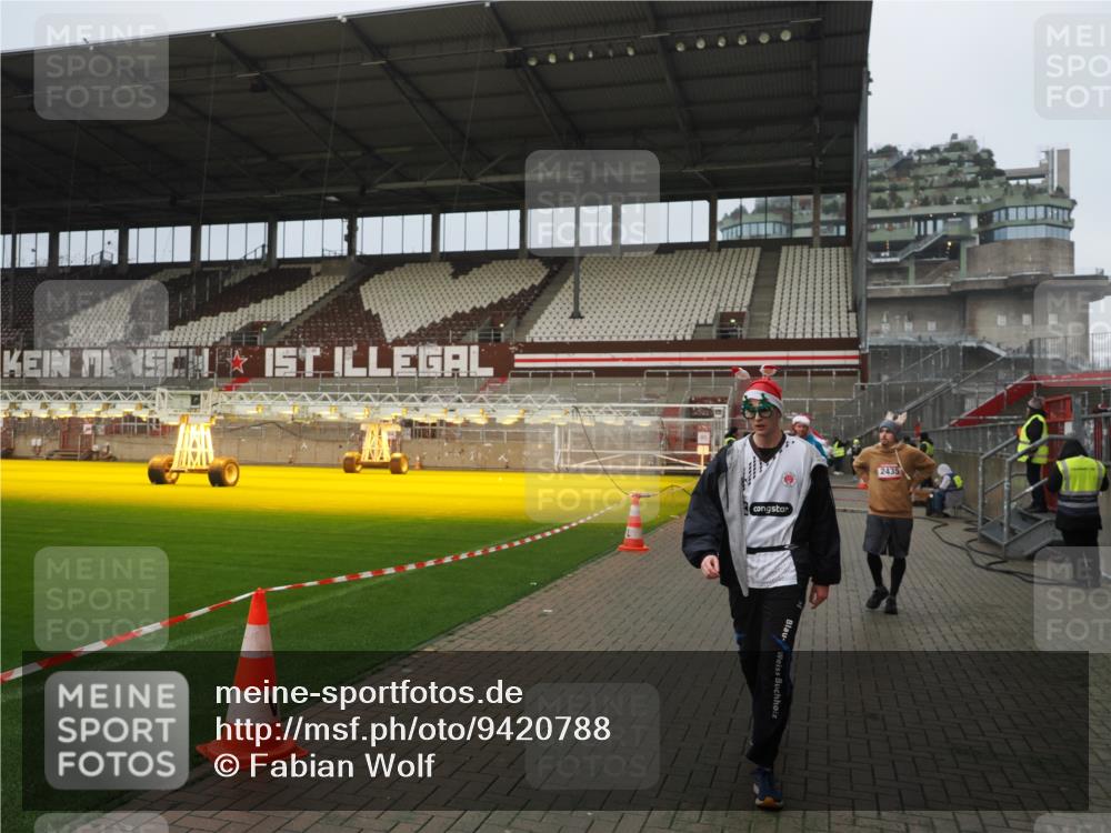 07.12.2025 - St. Pauli X-Mass-Run No. 15 Fabian Wolf http://msf.ph/oto/9420788 07.12.2025 11:41:51 Ziel 15, 2231, 2435, 3222, 3479, 3555, 3718 meine-sportfotos.de