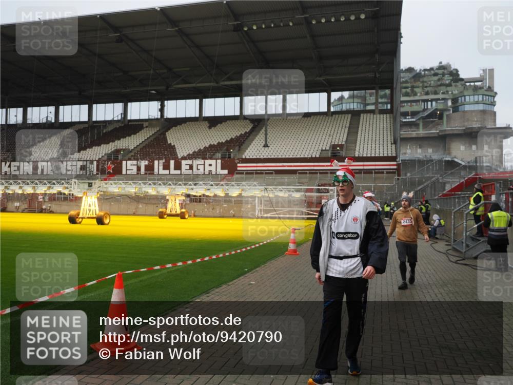 07.12.2025 - St. Pauli X-Mass-Run No. 15 Fabian Wolf http://msf.ph/oto/9420790 07.12.2025 11:41:51 Ziel 15, 2231, 2435, 3222, 3479, 3555, 3718 meine-sportfotos.de