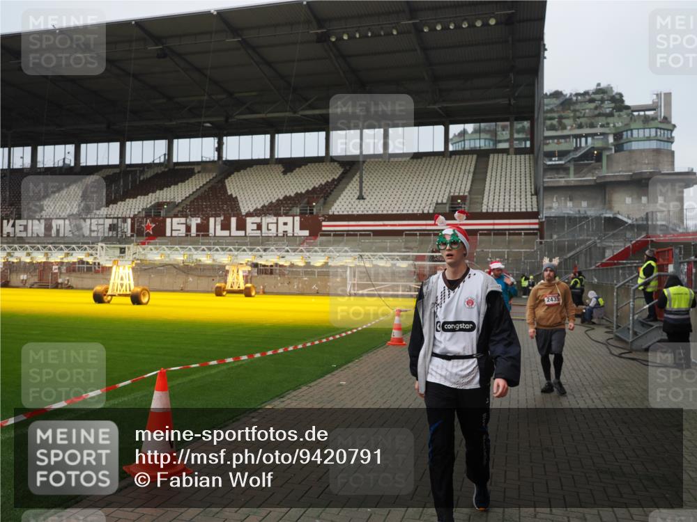 07.12.2025 - St. Pauli X-Mass-Run No. 15 Fabian Wolf http://msf.ph/oto/9420791 07.12.2025 11:41:52 Ziel 15, 2231, 2435, 3222, 3479, 3555, 3717, 3718 meine-sportfotos.de