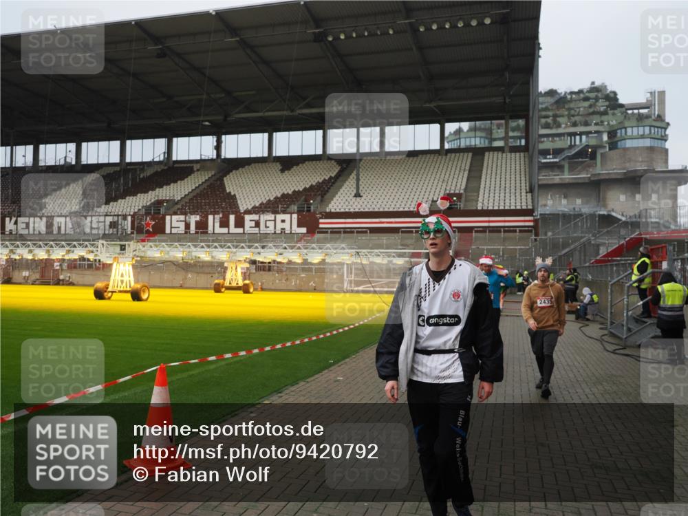 07.12.2025 - St. Pauli X-Mass-Run No. 15 Fabian Wolf http://msf.ph/oto/9420792 07.12.2025 11:41:52 Ziel 15, 2231, 2435, 3222, 3479, 3555, 3717, 3718 meine-sportfotos.de