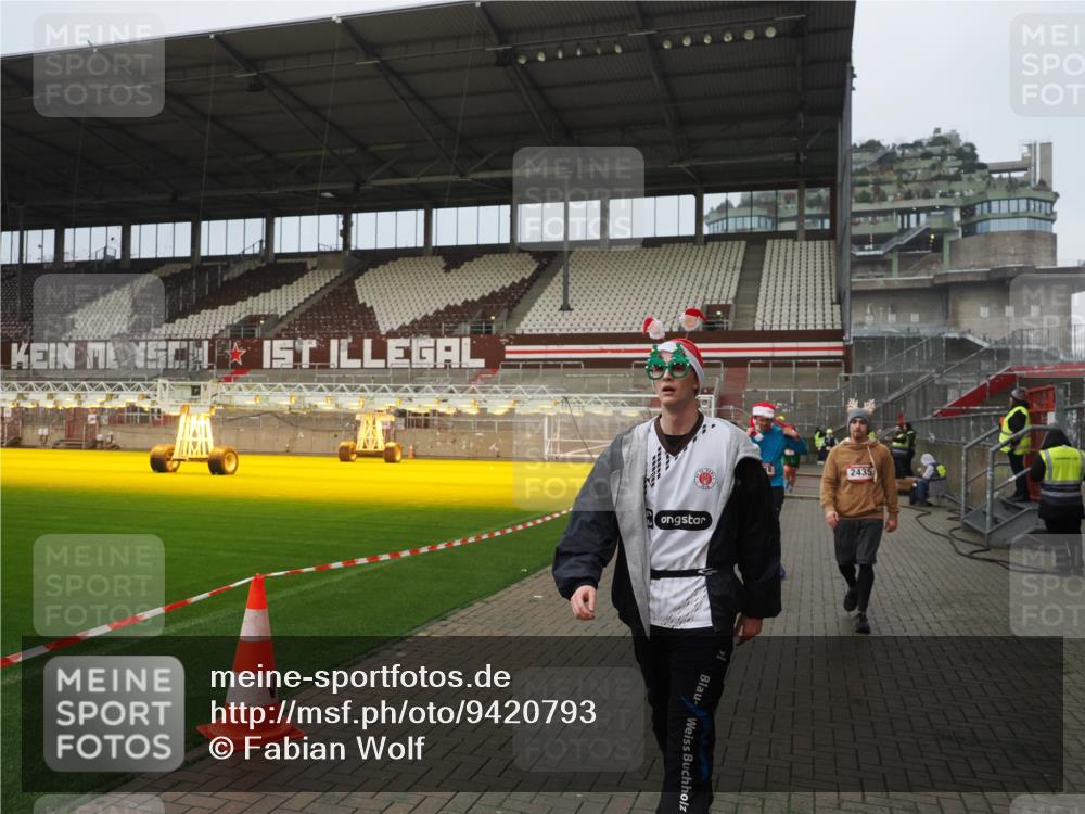 07.12.2025 - St. Pauli X-Mass-Run No. 15 Fabian Wolf http://msf.ph/oto/9420793 07.12.2025 11:41:52 Ziel 15, 2231, 2435, 3222, 3479, 3555, 3717, 3718 meine-sportfotos.de