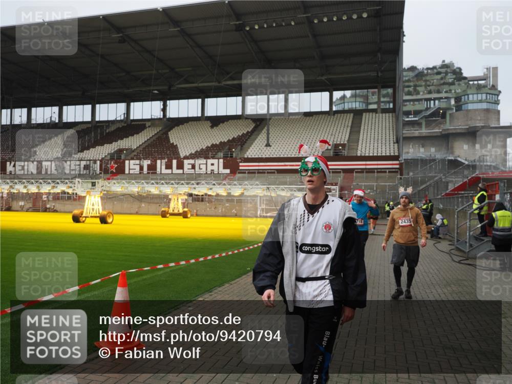 07.12.2025 - St. Pauli X-Mass-Run No. 15 Fabian Wolf http://msf.ph/oto/9420794 07.12.2025 11:41:52 Ziel 15, 2231, 2435, 3222, 3479, 3555, 3717, 3718 meine-sportfotos.de