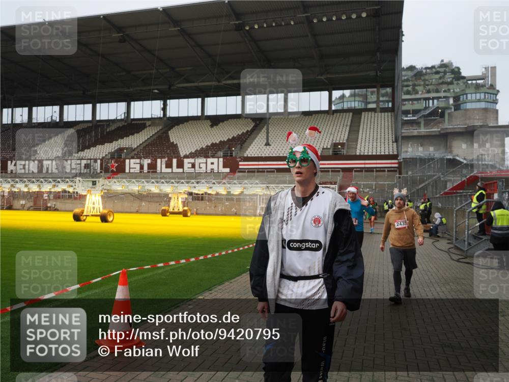 07.12.2025 - St. Pauli X-Mass-Run No. 15 Fabian Wolf http://msf.ph/oto/9420795 07.12.2025 11:41:52 Ziel 15, 2231, 2435, 3222, 3479, 3555, 3717, 3718 meine-sportfotos.de