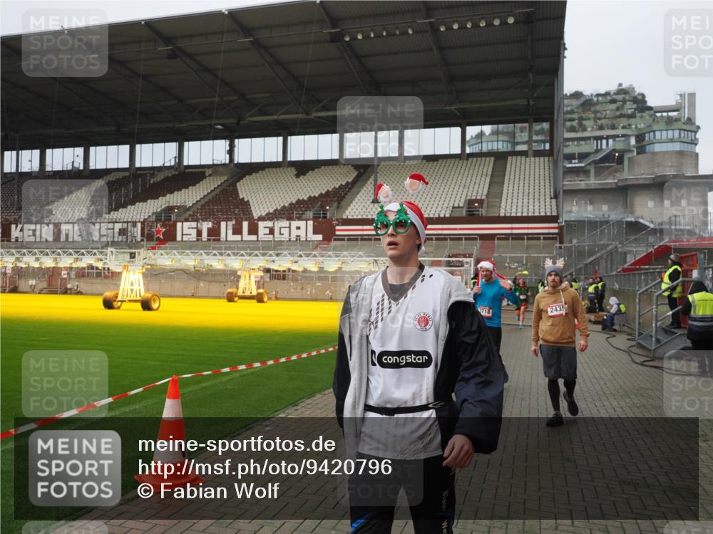 07.12.2025 - St. Pauli X-Mass-Run No. 15 Fabian Wolf http://msf.ph/oto/9420796 07.12.2025 11:41:53 Ziel 15, 2231, 2435, 3222, 3479, 3555, 3717, 3718 meine-sportfotos.de