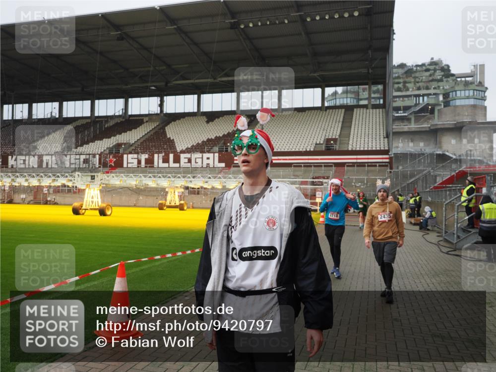 07.12.2025 - St. Pauli X-Mass-Run No. 15 Fabian Wolf http://msf.ph/oto/9420797 07.12.2025 11:41:53 Ziel 15, 2231, 2435, 3222, 3479, 3555, 3717, 3718 meine-sportfotos.de