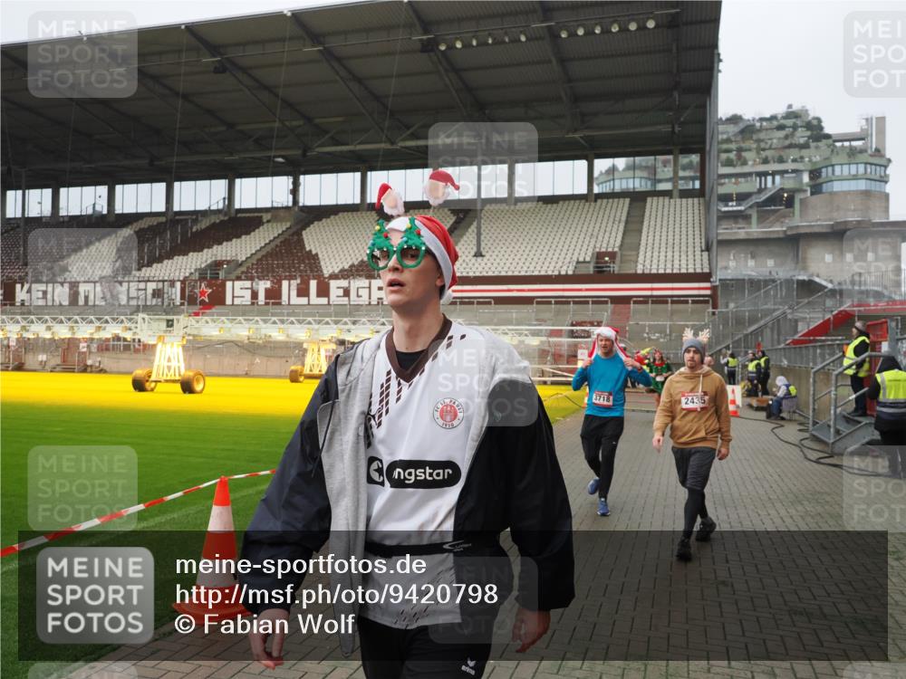 07.12.2025 - St. Pauli X-Mass-Run No. 15 Fabian Wolf http://msf.ph/oto/9420798 07.12.2025 11:41:53 Ziel 15, 2231, 2435, 3222, 3479, 3555, 3717, 3718 meine-sportfotos.de