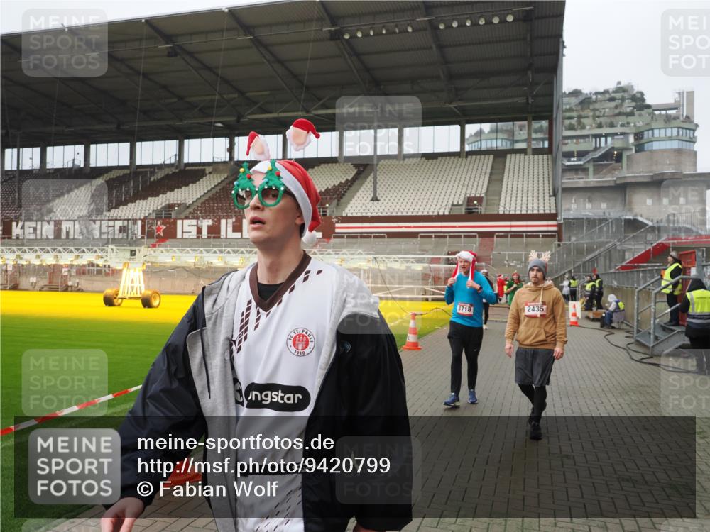 07.12.2025 - St. Pauli X-Mass-Run No. 15 Fabian Wolf http://msf.ph/oto/9420799 07.12.2025 11:41:53 Ziel 15, 2231, 2435, 3222, 3479, 3555, 3717, 3718 meine-sportfotos.de
