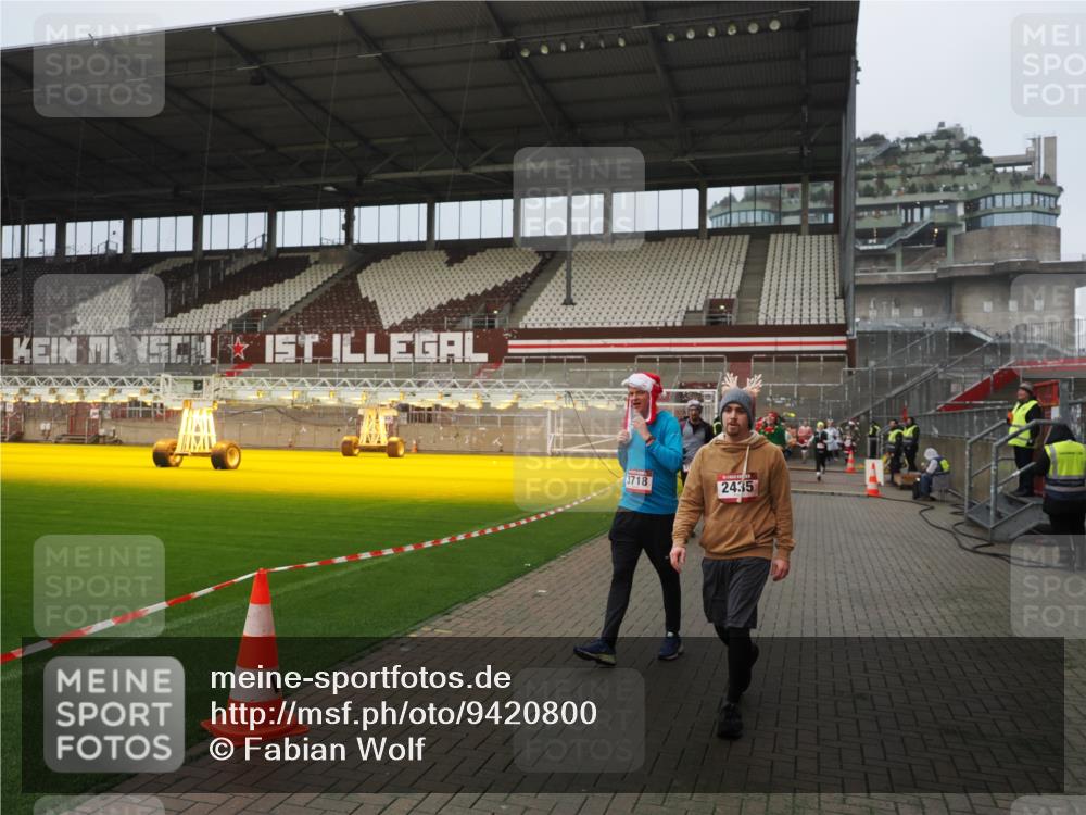 07.12.2025 - St. Pauli X-Mass-Run No. 15 Fabian Wolf http://msf.ph/oto/9420800 07.12.2025 11:41:54 Ziel 15, 2231, 2435, 3222, 3479, 3555, 3717, 3718, 3923 meine-sportfotos.de