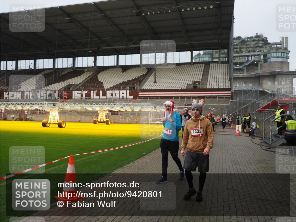 07.12.2025 - St. Pauli X-Mass-Run No. 15 Fabian Wolf http://msf.ph/oto/9420801 07.12.2025 11:41:55 Ziel 15, 2231, 2435, 3222, 3479, 3555, 3717, 3718, 3922, 3923 meine-sportfotos.de