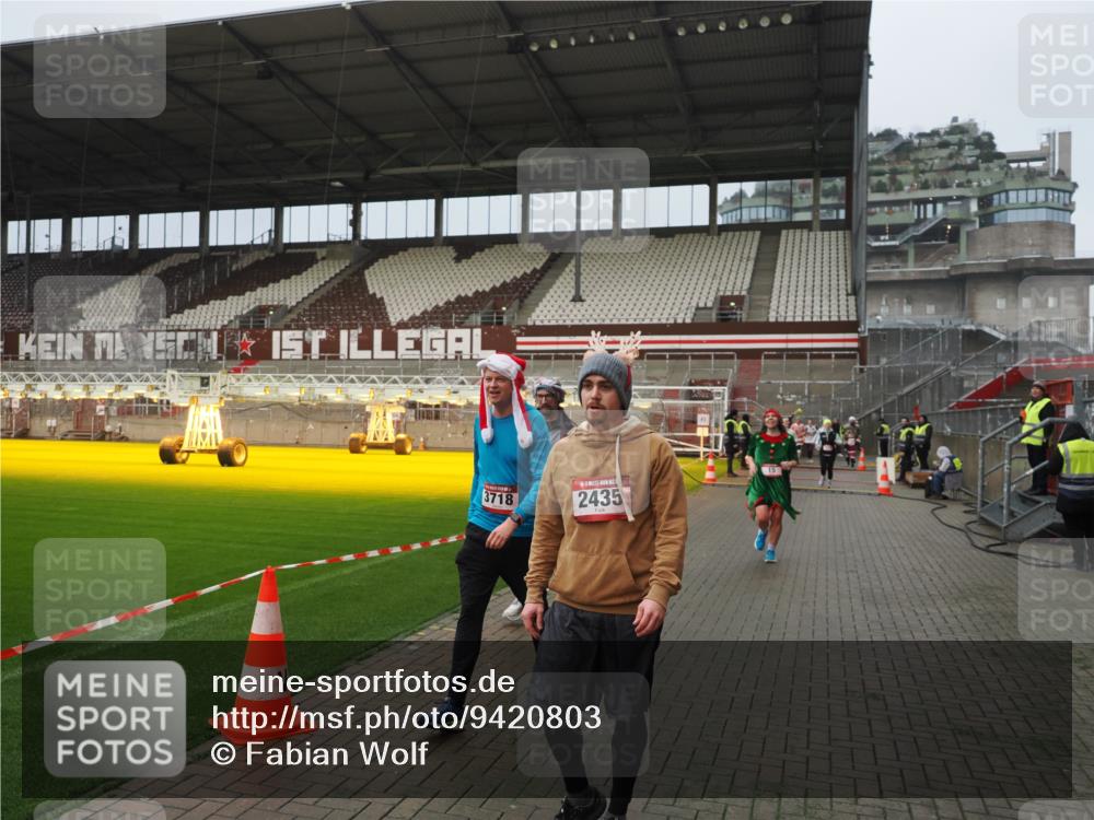 07.12.2025 - St. Pauli X-Mass-Run No. 15 Fabian Wolf http://msf.ph/oto/9420803 07.12.2025 11:41:56 Ziel 15, 2231, 2435, 3222, 3479, 3717, 3718, 3922, 3923 meine-sportfotos.de