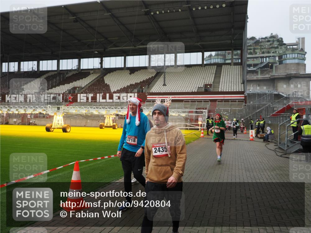 07.12.2025 - St. Pauli X-Mass-Run No. 15 Fabian Wolf http://msf.ph/oto/9420804 07.12.2025 11:41:56 Ziel 15, 2231, 2435, 3222, 3479, 3717, 3718, 3922, 3923 meine-sportfotos.de