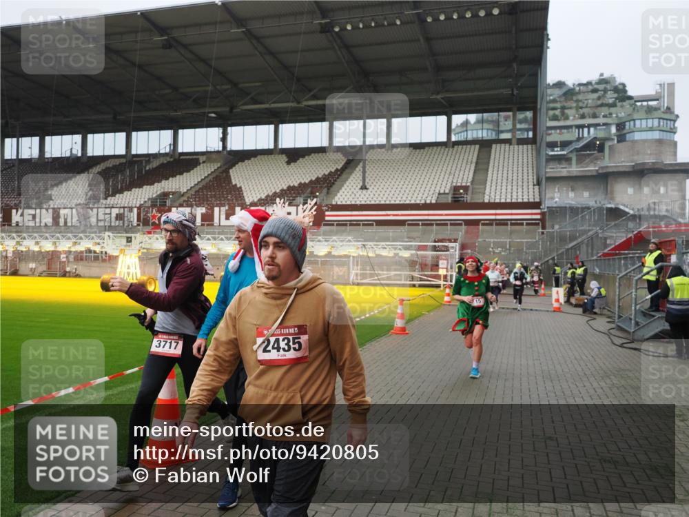 07.12.2025 - St. Pauli X-Mass-Run No. 15 Fabian Wolf http://msf.ph/oto/9420805 07.12.2025 11:41:56 Ziel 15, 2231, 2435, 3222, 3479, 3717, 3718, 3922, 3923 meine-sportfotos.de