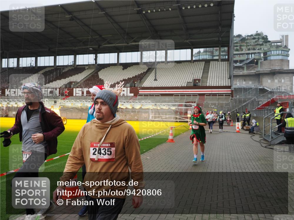07.12.2025 - St. Pauli X-Mass-Run No. 15 Fabian Wolf http://msf.ph/oto/9420806 07.12.2025 11:41:56 Ziel 15, 2231, 2435, 3222, 3479, 3717, 3718, 3922, 3923 meine-sportfotos.de