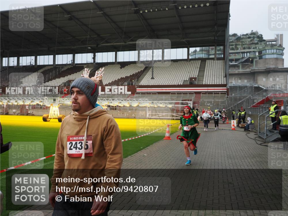 07.12.2025 - St. Pauli X-Mass-Run No. 15 Fabian Wolf http://msf.ph/oto/9420807 07.12.2025 11:41:57 Ziel 15, 2435, 3222, 3479, 3717, 3718, 3922, 3923 meine-sportfotos.de