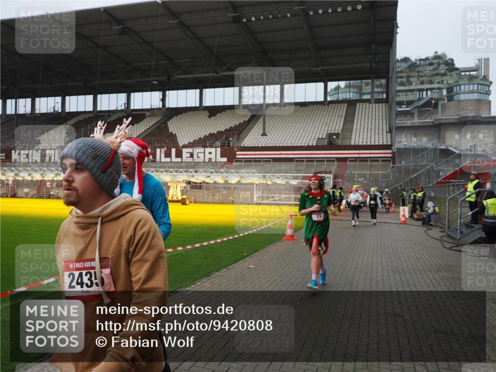 07.12.2025 - St. Pauli X-Mass-Run No. 15 Fabian Wolf http://msf.ph/oto/9420808 07.12.2025 11:41:57 Ziel 15, 2435, 3222, 3479, 3717, 3718, 3922, 3923 meine-sportfotos.de