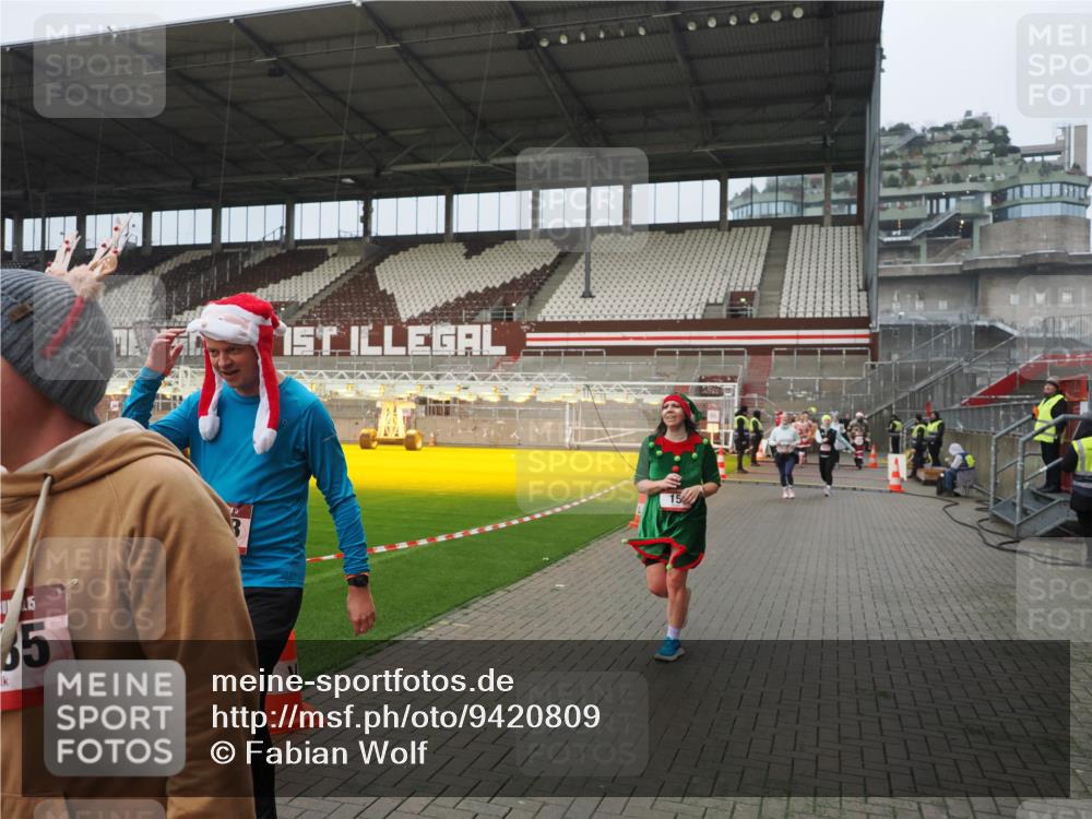 07.12.2025 - St. Pauli X-Mass-Run No. 15 Fabian Wolf http://msf.ph/oto/9420809 07.12.2025 11:41:57 Ziel 15, 2435, 3222, 3479, 3717, 3718, 3922, 3923 meine-sportfotos.de