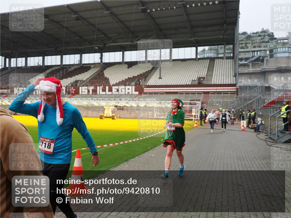 07.12.2025 - St. Pauli X-Mass-Run No. 15 Fabian Wolf http://msf.ph/oto/9420810 07.12.2025 11:41:57 Ziel 15, 2435, 3222, 3479, 3717, 3718, 3922, 3923 meine-sportfotos.de