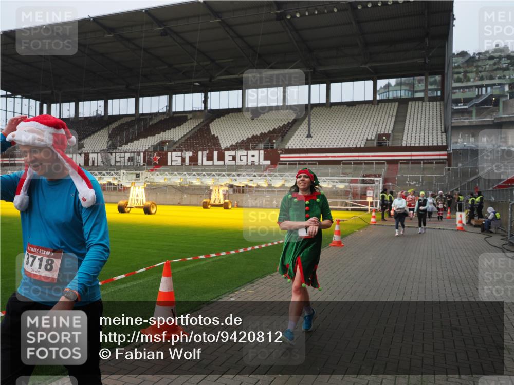 07.12.2025 - St. Pauli X-Mass-Run No. 15 Fabian Wolf http://msf.ph/oto/9420812 07.12.2025 11:41:58 Ziel 15, 462, 2291, 2435, 3222, 3479, 3717, 3718, 3922, 3923 meine-sportfotos.de