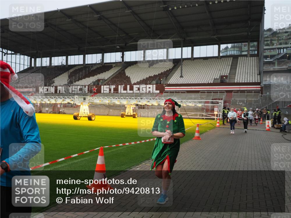 07.12.2025 - St. Pauli X-Mass-Run No. 15 Fabian Wolf http://msf.ph/oto/9420813 07.12.2025 11:41:58 Ziel 15, 462, 2291, 2435, 3222, 3479, 3717, 3718, 3922, 3923 meine-sportfotos.de