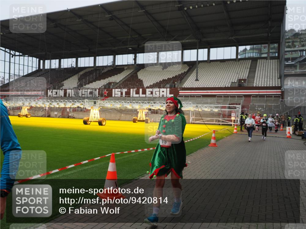 07.12.2025 - St. Pauli X-Mass-Run No. 15 Fabian Wolf http://msf.ph/oto/9420814 07.12.2025 11:41:58 Ziel 15, 462, 2291, 2435, 3222, 3479, 3717, 3718, 3922, 3923 meine-sportfotos.de