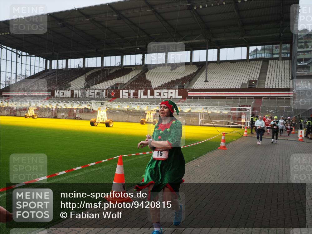 07.12.2025 - St. Pauli X-Mass-Run No. 15 Fabian Wolf http://msf.ph/oto/9420815 07.12.2025 11:41:58 Ziel 15, 462, 2291, 2435, 3222, 3479, 3717, 3718, 3922, 3923 meine-sportfotos.de