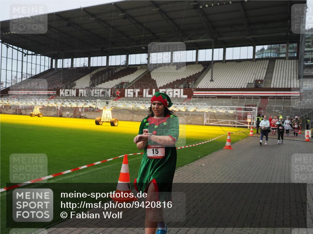07.12.2025 - St. Pauli X-Mass-Run No. 15 Fabian Wolf http://msf.ph/oto/9420816 07.12.2025 11:41:58 Ziel 15, 462, 2291, 2435, 3222, 3479, 3717, 3718, 3922, 3923 meine-sportfotos.de