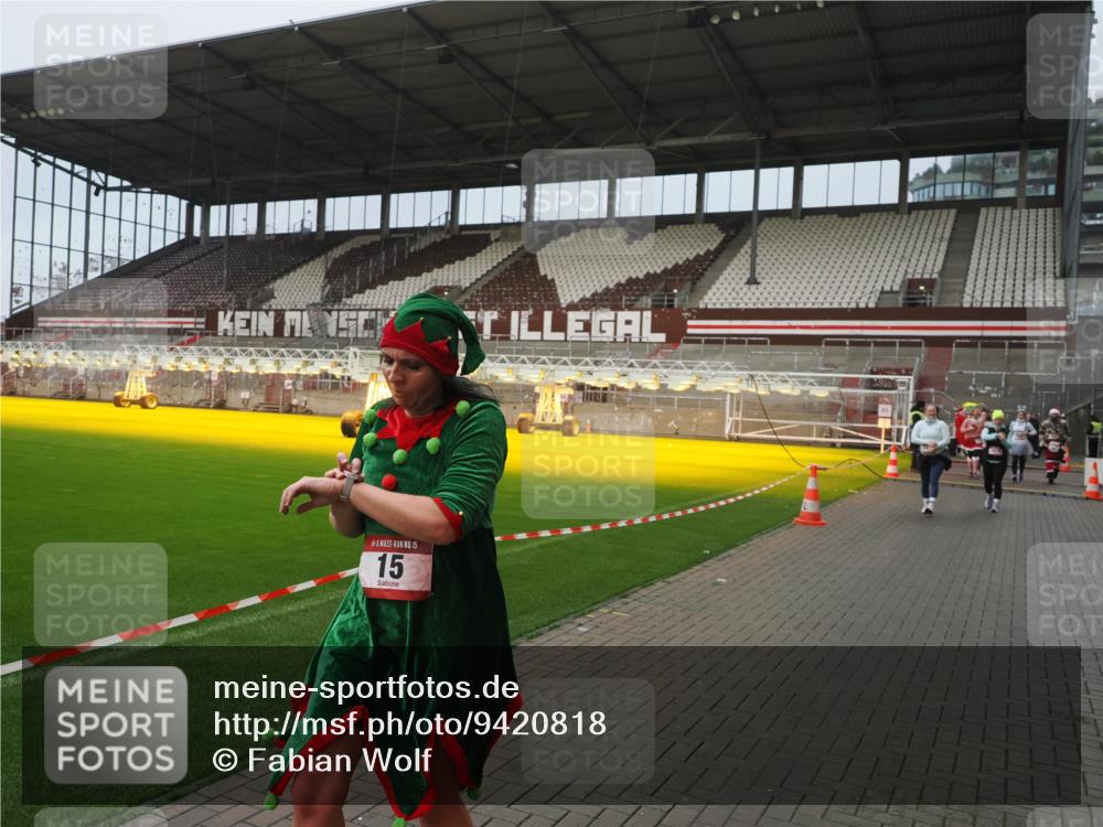 07.12.2025 - St. Pauli X-Mass-Run No. 15 Fabian Wolf http://msf.ph/oto/9420818 07.12.2025 11:41:59 Ziel 15, 462, 465, 2291, 2435, 3479, 3717, 3718, 3922, 3923, 4605 meine-sportfotos.de