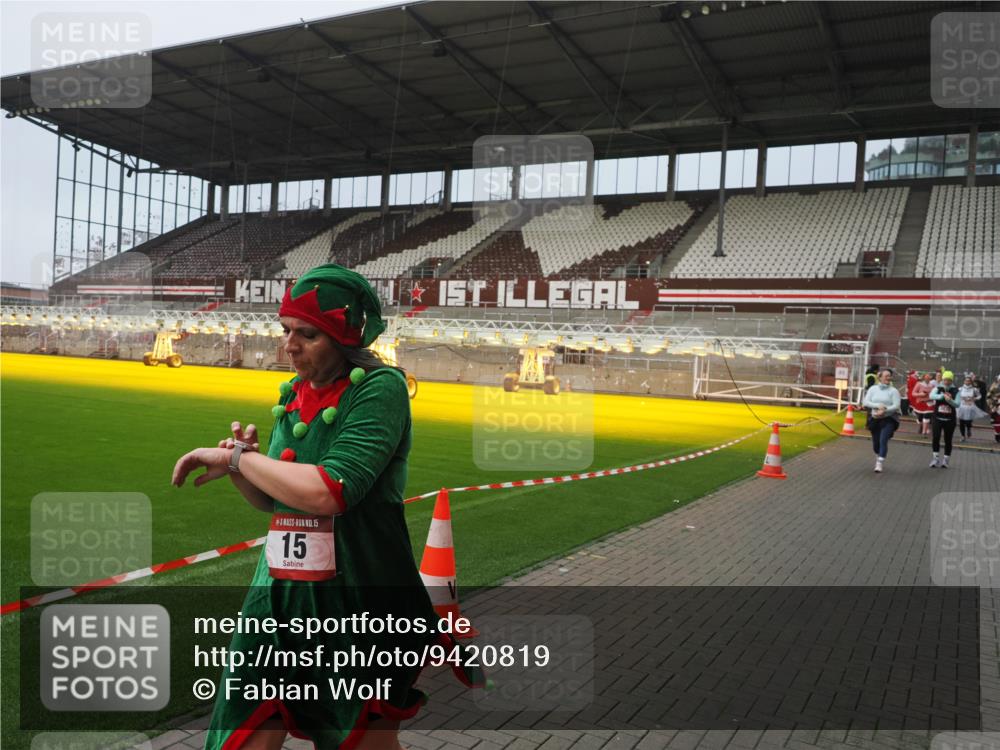 07.12.2025 - St. Pauli X-Mass-Run No. 15 Fabian Wolf http://msf.ph/oto/9420819 07.12.2025 11:41:59 Ziel 15, 462, 465, 2291, 2435, 3479, 3717, 3718, 3922, 3923, 4605 meine-sportfotos.de