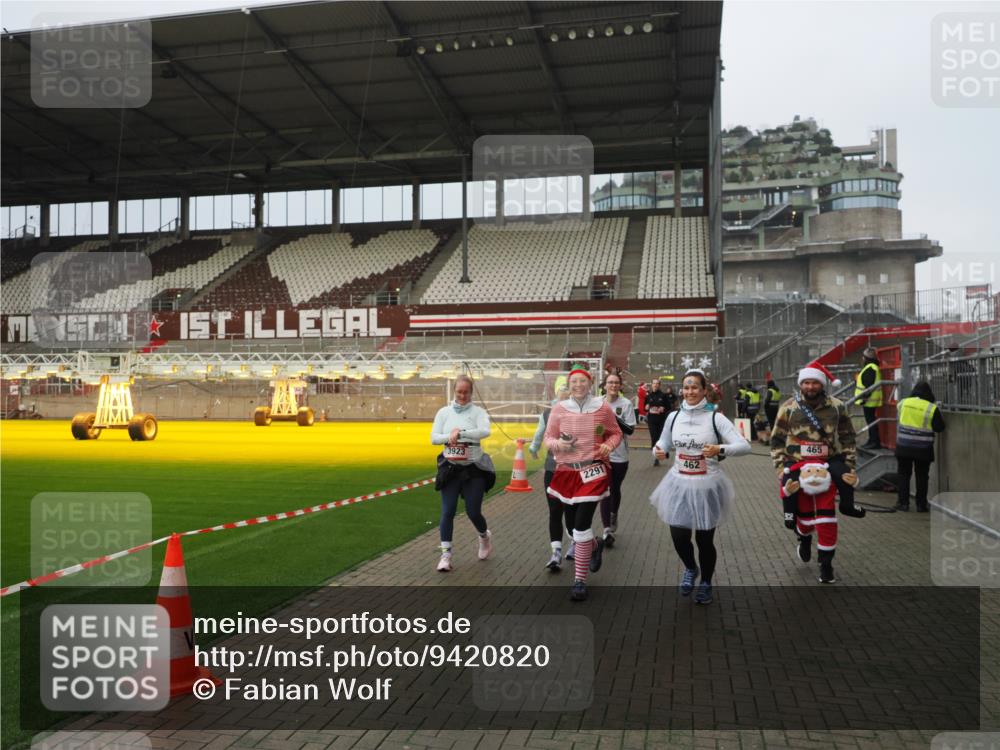 07.12.2025 - St. Pauli X-Mass-Run No. 15 Fabian Wolf http://msf.ph/oto/9420820 07.12.2025 11:42:06 Ziel 15, 462, 465, 1834, 2291, 3717, 3718, 3810, 3922, 3923, 4605 meine-sportfotos.de