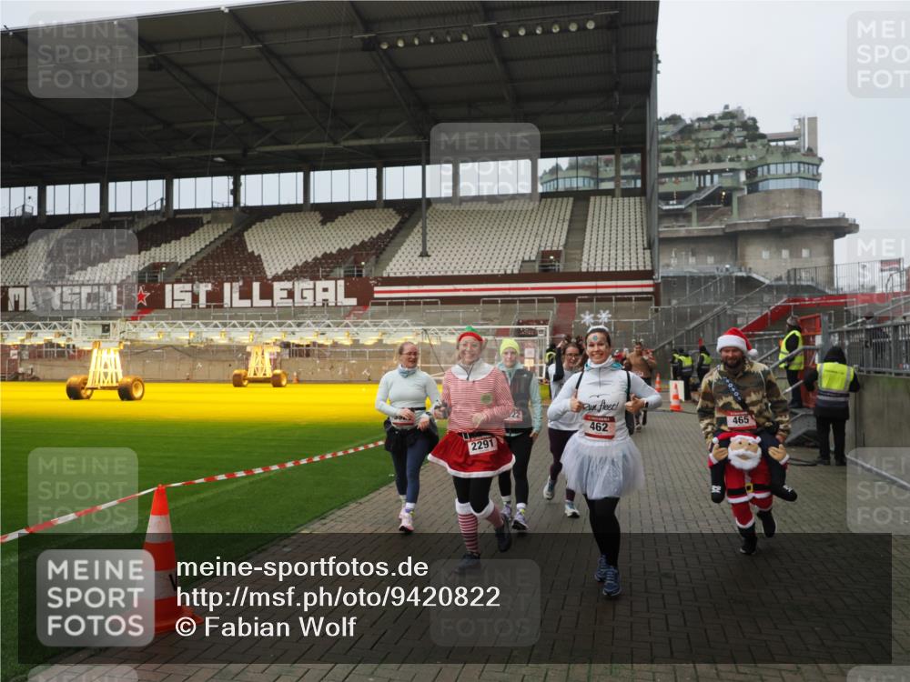 07.12.2025 - St. Pauli X-Mass-Run No. 15 Fabian Wolf http://msf.ph/oto/9420822 07.12.2025 11:42:06 Ziel 15, 462, 465, 1834, 2291, 3717, 3718, 3810, 3922, 3923, 4605 meine-sportfotos.de