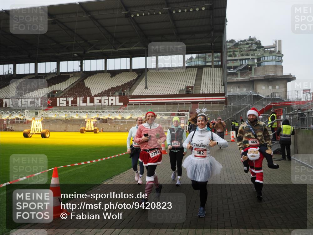 07.12.2025 - St. Pauli X-Mass-Run No. 15 Fabian Wolf http://msf.ph/oto/9420823 07.12.2025 11:42:06 Ziel 15, 462, 465, 1834, 2291, 3717, 3718, 3810, 3922, 3923, 4605 meine-sportfotos.de