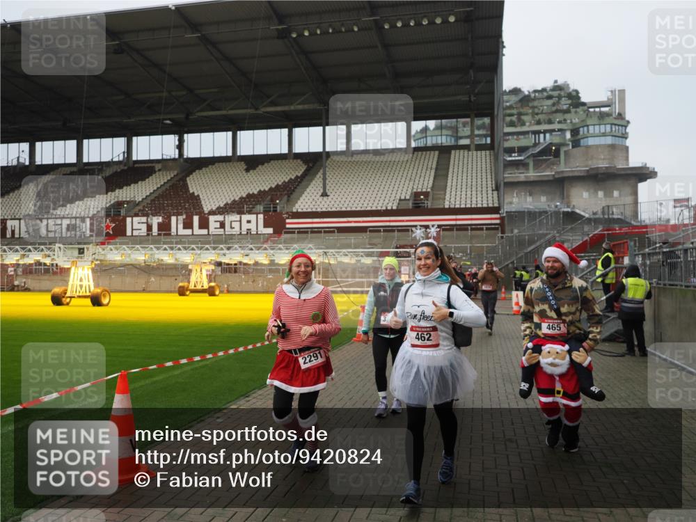 07.12.2025 - St. Pauli X-Mass-Run No. 15 Fabian Wolf http://msf.ph/oto/9420824 07.12.2025 11:42:07 Ziel 15, 462, 465, 1834, 2291, 3717, 3810, 3922, 3923, 4605 meine-sportfotos.de