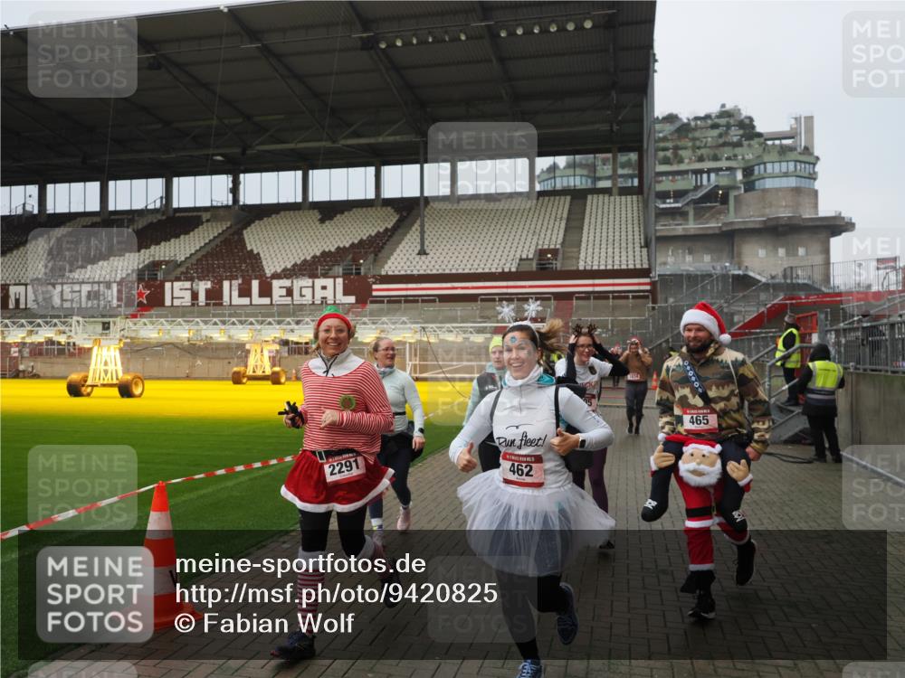 07.12.2025 - St. Pauli X-Mass-Run No. 15 Fabian Wolf http://msf.ph/oto/9420825 07.12.2025 11:42:07 Ziel 15, 462, 465, 1834, 2291, 3717, 3810, 3922, 3923, 4605 meine-sportfotos.de